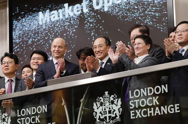 South Korean Finance Minister Choo Kyung-ho (4th from L) attends a ceremony at the Lo<em></em>ndon Stock Exchange in the British capital on Nov. 23, 2023, to mark the opening of the day's trading session at the market, in this photo released by the finance ministry. (PHOTO NOT FOR SALE) (Yonhap)