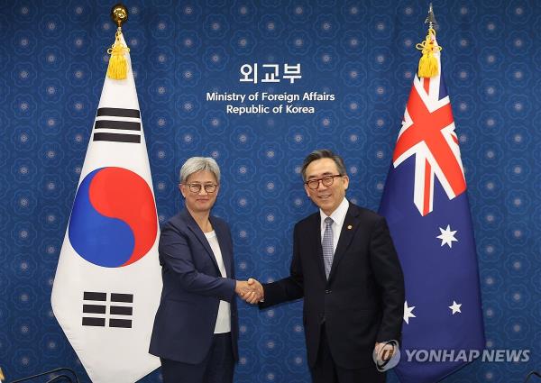 This photo shows Foreign Minister Cho Tae-yul (R) shaking hands with his visiting Australian counterpart, Penny Wong, in Seoul on July 30, 2024. (Yonhap)