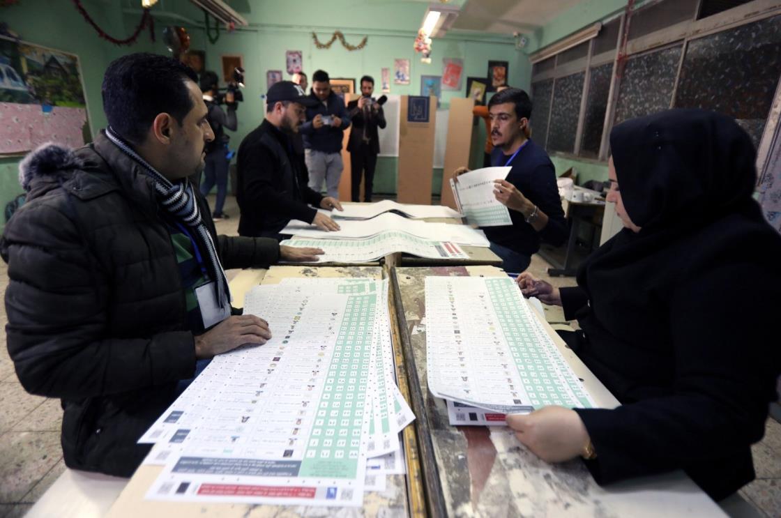 Election committee staff members count the votes at a polling station in Karada district, Baghdad, Iraq, Dec. 18, 2023. (EPA Photo)