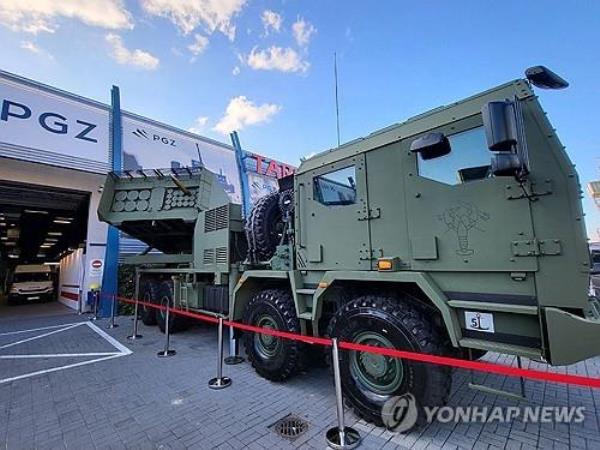 Hanwha Aerospace Co. displays the K239 Chunmoo multiple launch rocket system during the Internatio<em></em>nal Defence Industry Exhibition in Kielce, Poland, on Sept. 5, 2023, in this file photo provided by the South Korean defense firm. (PHOTO NOT FOR SALE) (Yonhap)