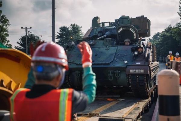 A U.S. soldier of a battalion under the 1st Armored Division loads an M2 Bradley infantry fighting vehicle on a heavy equipment transport vehicle at Camp Carroll near Daegu, 233 kilometers southeast of Seoul, on July 28, 2024, in this file photo provided by the U.S. Army. (PHOTO NOT FOR SALE) (Yonhap)