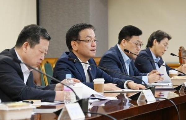 Finance Minister Choi Sang-mok (2nd from L) speaks during an emergency meeting on the eco<em></em>nomy and financial markets in Seoul on Aug. 6, 2024, in this file photo provided by the finance ministry. (PHOTO NOT FOR SALE) (Yonhap)