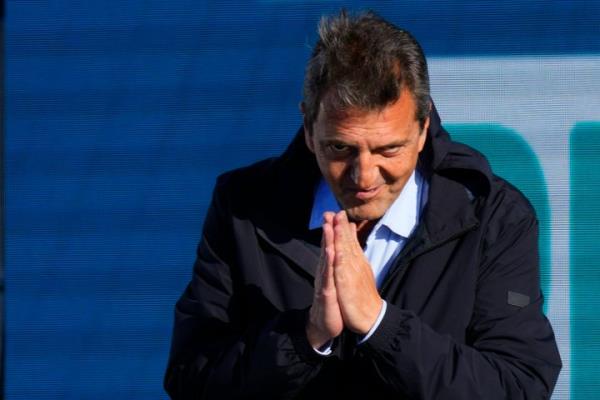 Sergio Massa, Argentine Eco<em></em>nomy Minister and ruling party presidential candidate acknowledges the crowd during a campaign event in Buenos Aires, Argentina, Tuesday, Oct. 17, 2023. (AP Photo/Natacha Pisarenko)