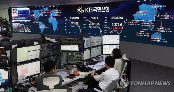 This file photo taken Aug. 5, 2024, shows a dealing room at KB Kookmin Bank in Seoul. (Yonhap)