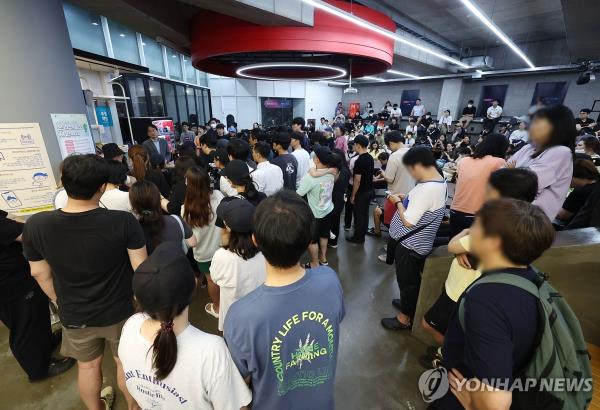 The headquarters of WeMakePrice, a South Korean affiliate of Singapore-ba<em></em>sed e-commerce platform Qoo10 Group, bustles with customers calling for refunds in the early hours in this file photo taken July 25, 2024. The uproar took place amid delayed payments by the platform operator and its sister platform TMON allegedly due to a liquidity shortage within Qoo10 Group. (Yonhap)