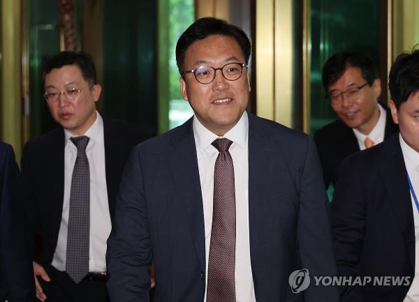 Kim Byoung-hwan (C), the head of the Financial Services Commission, enters the government complex in Seoul on July 31, 2024. (Yonhap)