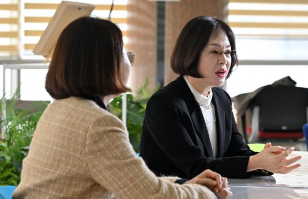 Professor Lee Mi-sun speaks during an interview with The Korea Herald at Seojeong University in Yangju City, Gyeo<em></em>nggi Province. (Im Se-jun/The Korea Herald)