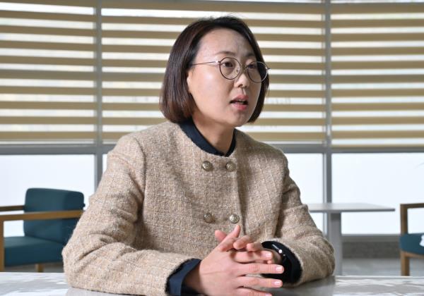 Professor Son Hye-jin speaks during an interview with The Korea Herald at Seojeong University in Yangju City, Gyeo<em></em>nggi Province. (Im Se-jun/The Korea Herald)