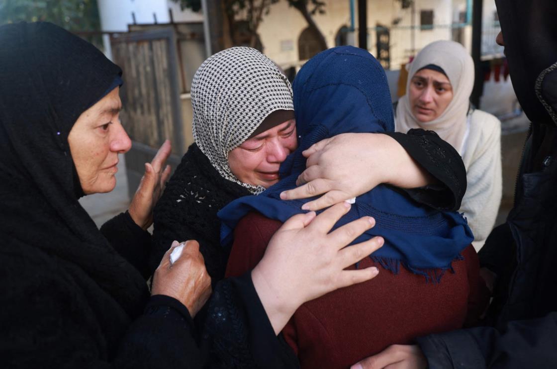 Palestinian women mourn their loved o<em></em>nes outside the Najjar hospital in Rafah, Palestine, Jan. 25, 2024. (AFP Photo)