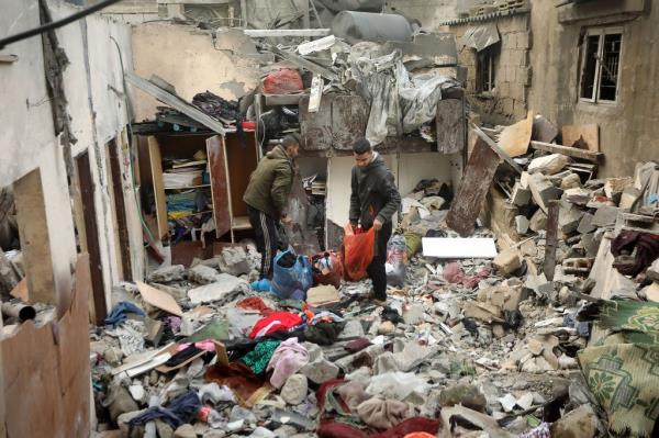 Palestinians recover perso<em></em>nal items after fleeing an airstrike aimed at Rafah. 