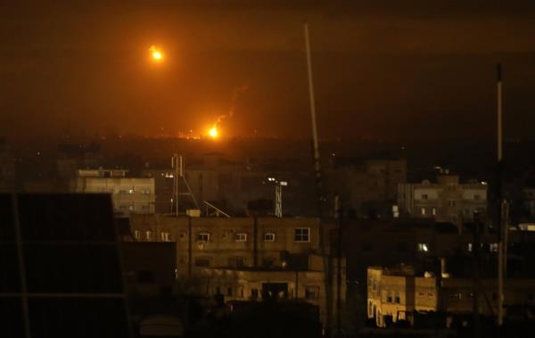 Israeli flares light up Khan Younis, southern Gaza's biggest city wher<em></em>e thousands have fled to and are now fleeing from. 