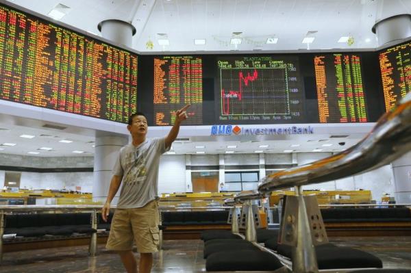 Bursa Malaysia settles higher at midday