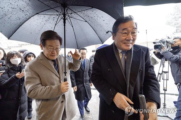 Lee Jae-myung (L), the leader of the main opposition Democratic Party (DP), enters a restaurant with former DP leader Lee Nak-yon in central Seoul on Dec. 30, 2023. The two sides met for talks amid former leader Lee's calls for the current leader to step down and agree to form a joint interim leadership committee ahead of the parliamentary elections scheduled for next April. (Pool photo) (Yonhap)