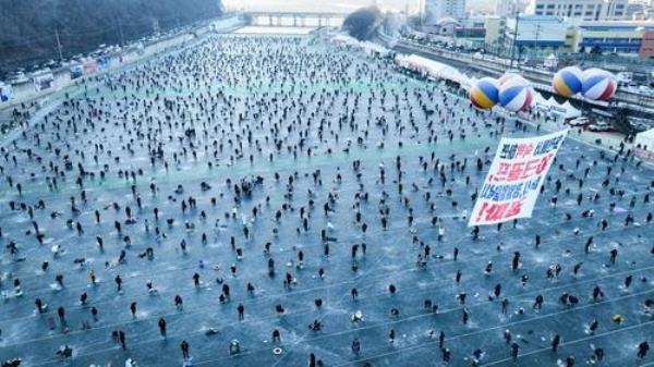 Visitors go ice fishing on a frozen river on the first day of the annual Hwacheon Sancheo<em></em>neo Ice Festival in Hwacheon in Gangwon Province, a<em></em>bout 90 kilometers northeast of Seoul, on Jan. 6, 2024, in this photo provided by Hwacheon county. (PHOTO NOT FOR SALE) (Yonhap) 