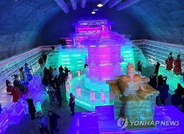 Visitors take a look at ice sculptures at the annual Hwacheon Sancheo<em></em>neo Ice Festival in Hwacheon in Gangwon Province, a<em></em>bout 90 kilometers northeast of Seoul, on Jan. 6, 2024, in this photo provided by Hwacheon county. (PHOTO NOT FOR SALE) (Yonhap)