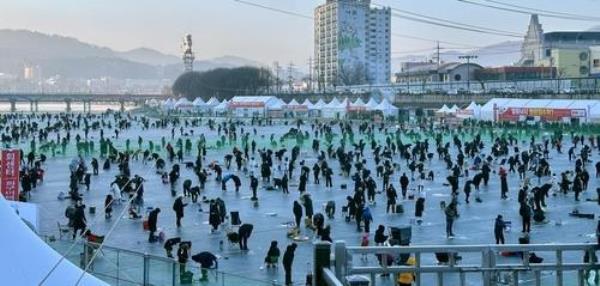 Visitors take part in ice fishing at the annual Hwacheon Sancheo<em></em>neo Ice Festival in Hwacheon in Gangwon Province, a<em></em>bout 90 kilometers northeast of Seoul, on Jan. 6, 2024, in this photo provided by Hwacheon county. (PHOTO NOT FOR SALE) (Yonhap) 